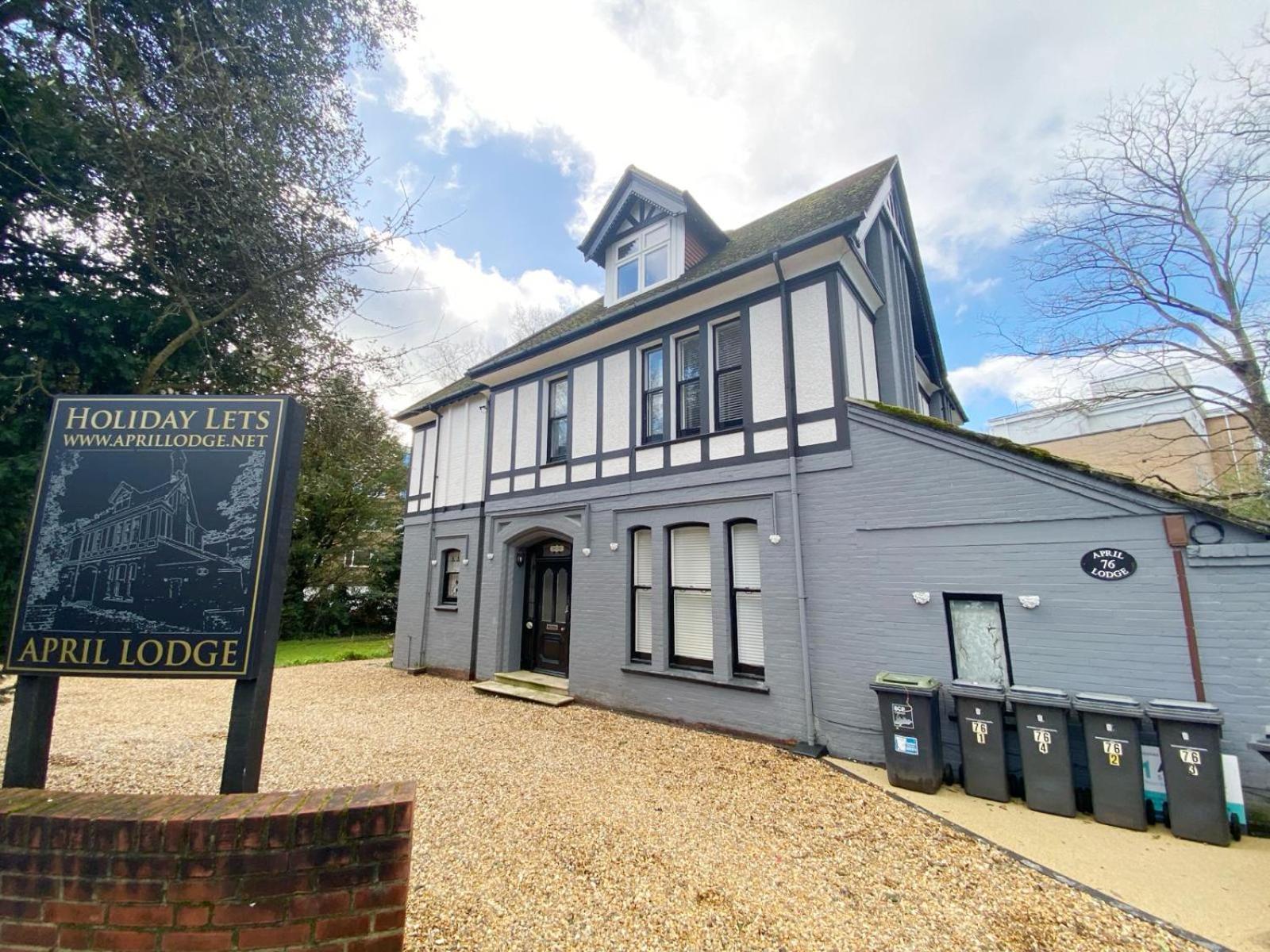 Summer Breeze -3 Bed-Sleeps 6-Parking-Walk To The Beach-Spacious-Families-Groups-Professionals Welcome Bournemouth Exterior foto